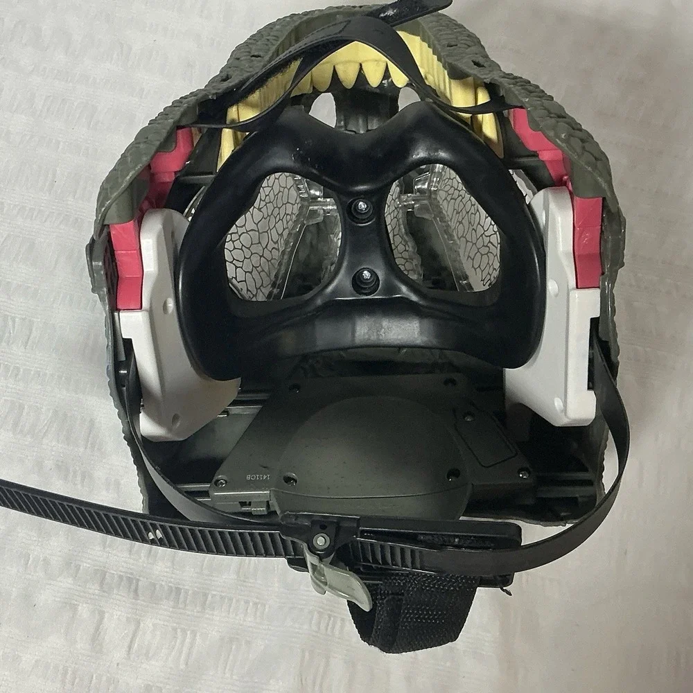 Jurassic World Dinosaur Chomp 'n Roar Mask Helmet Velociraptor Blue Raptor 2017